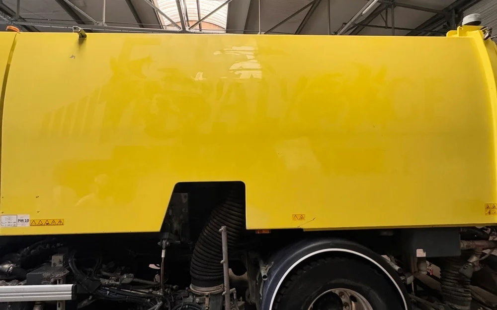 Carrosserie de balayeuse jaune terne et oxydée avant detailing