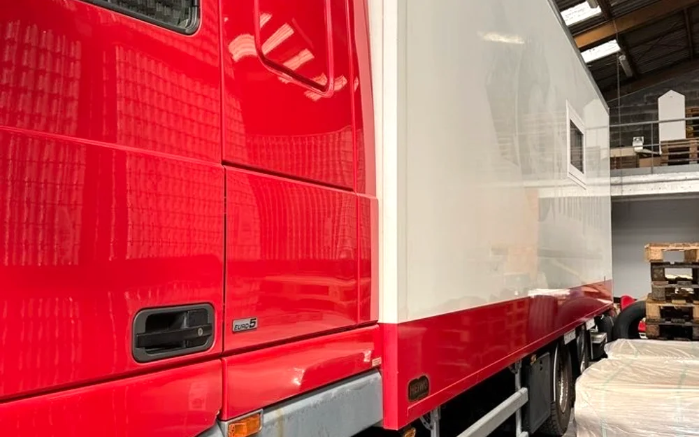 Cabine de DAF XF rouge brillante après polissage