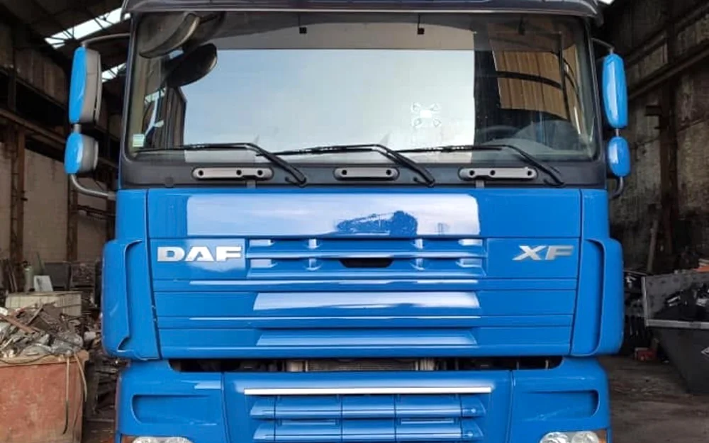 Cabine de DAF XF bleue vive et brillante après polissage