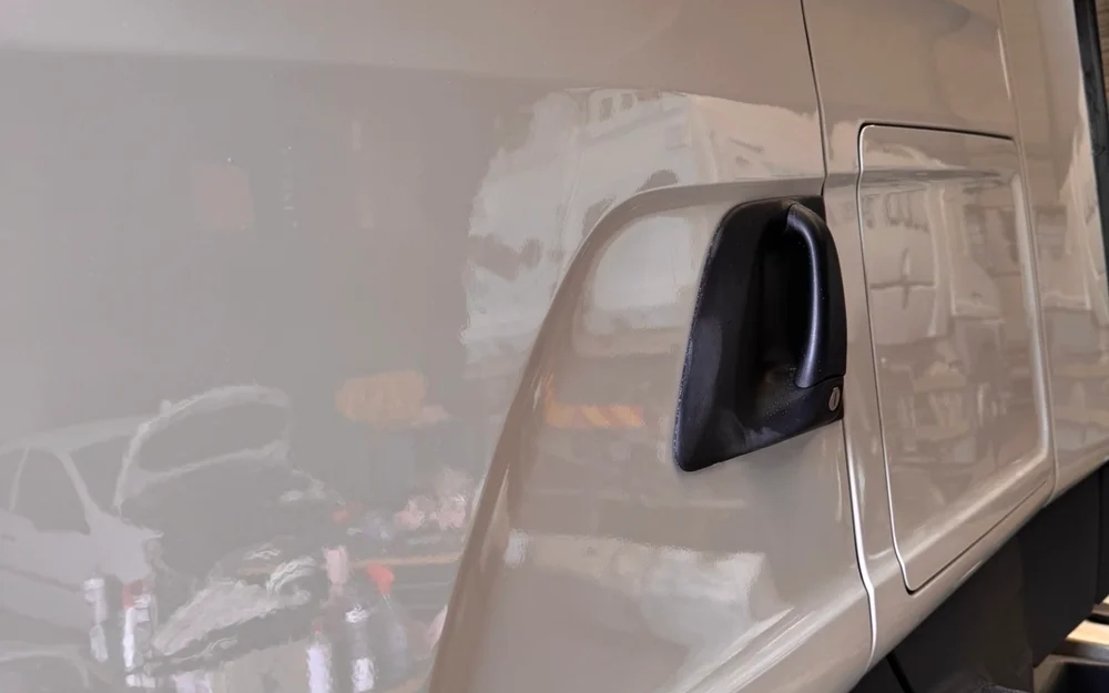 Cabine de camion brillante après polissage