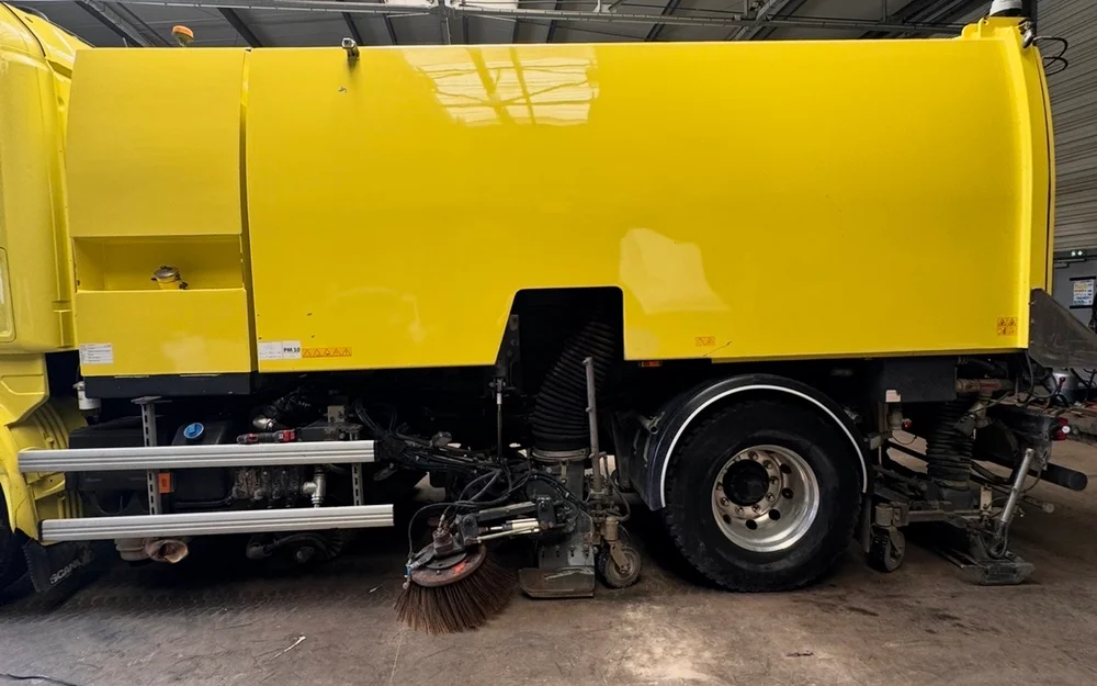 Carrosserie de balayeuse jaune vive et brillante après detailing