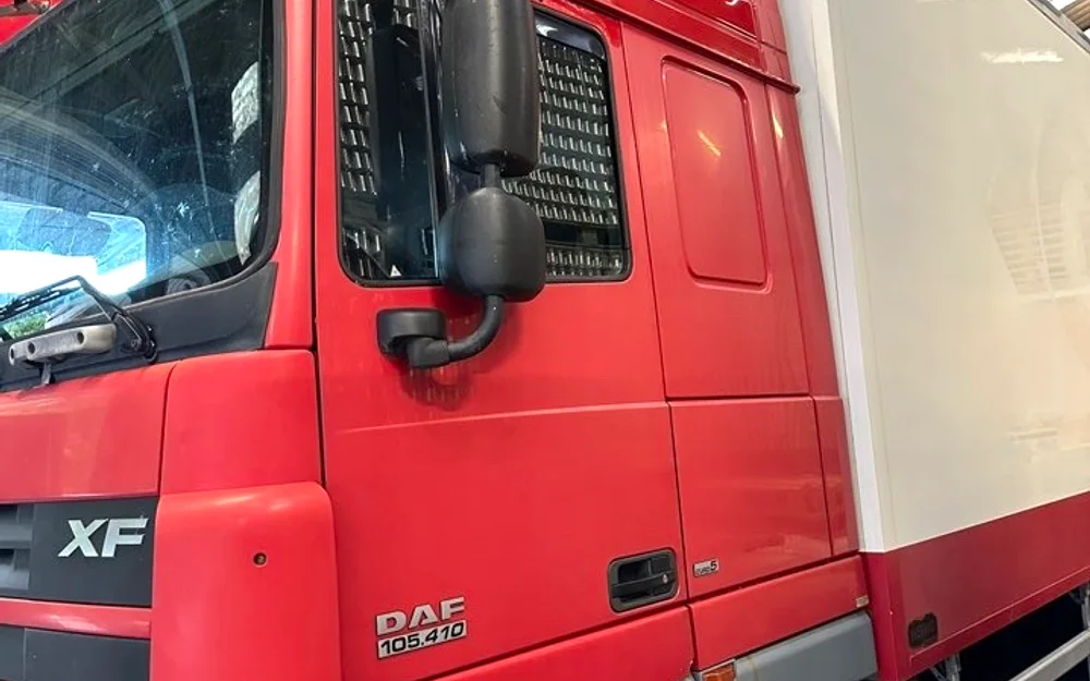 Cabine de DAF XF rouge ternie avant polissage