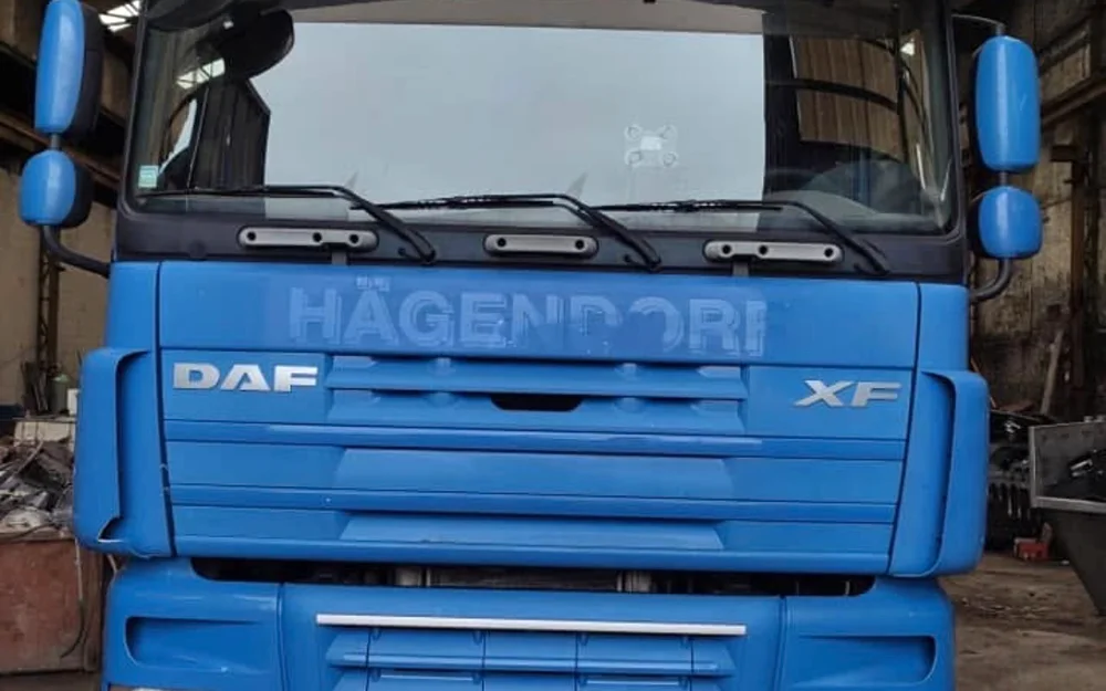 Cabine de DAF XF bleue ternie et délavée avant polissage