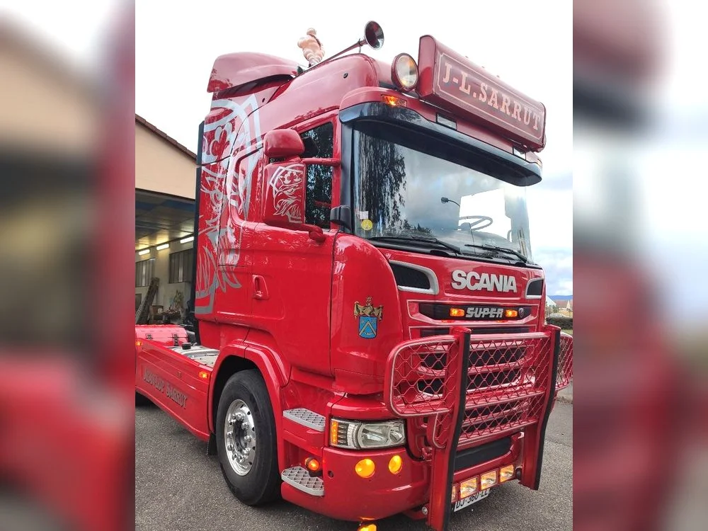 Scania rouge « Sarrut » — Polissage complet