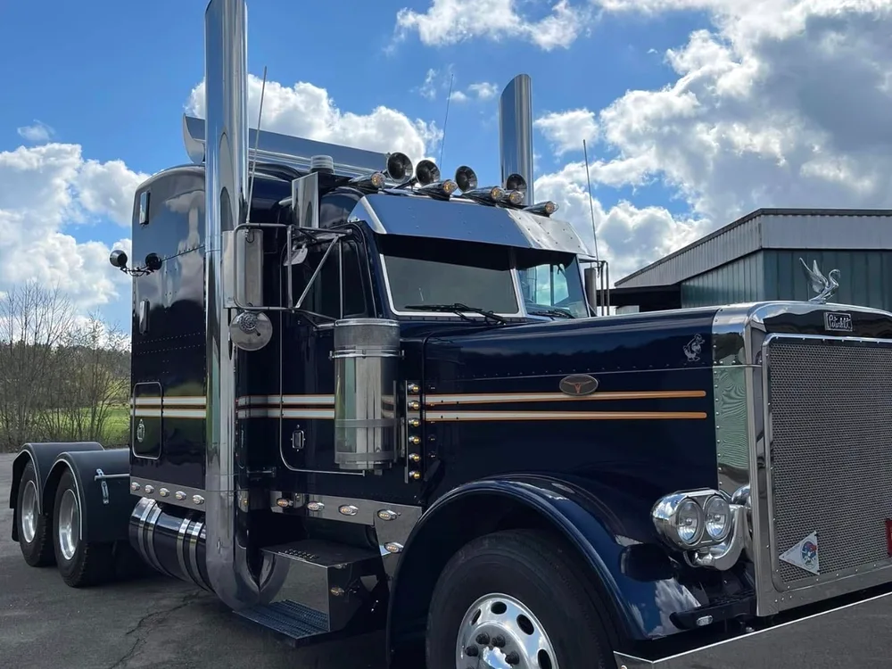 Peterbilt bleu nuit — Polissage complet