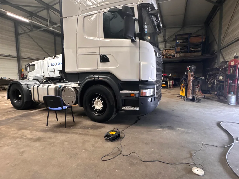 Scania blanc — Polissage complet en atelier
